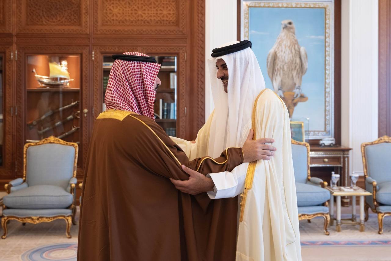 أمير قطر يلتقي وزير الدفاع السعودي لمناقشة العلاقات الثنائية ومستجدات المنطقة