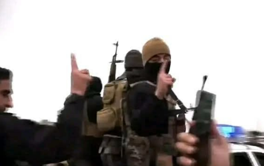 الداخلية السورية تفسر دلالة حركة رفع السبابة (فيديو)