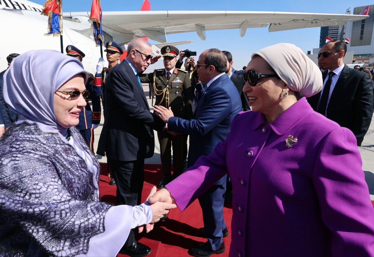 أردوغان يصل مصر ويعقد اجتماعاً مغلقاً مع السيسي