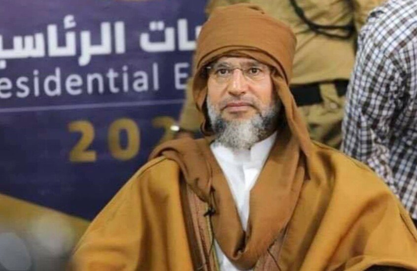 عائلة القذافي تتسلم جثمان سيف الإسلام في مدينة الزنتان (فيديو)
