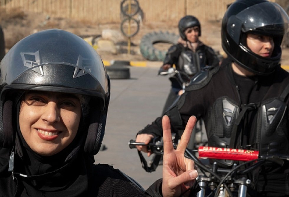 المرأة الإيرانية تقود التغيير.. رخص لقيادة الدراجات النارية والسكوتر