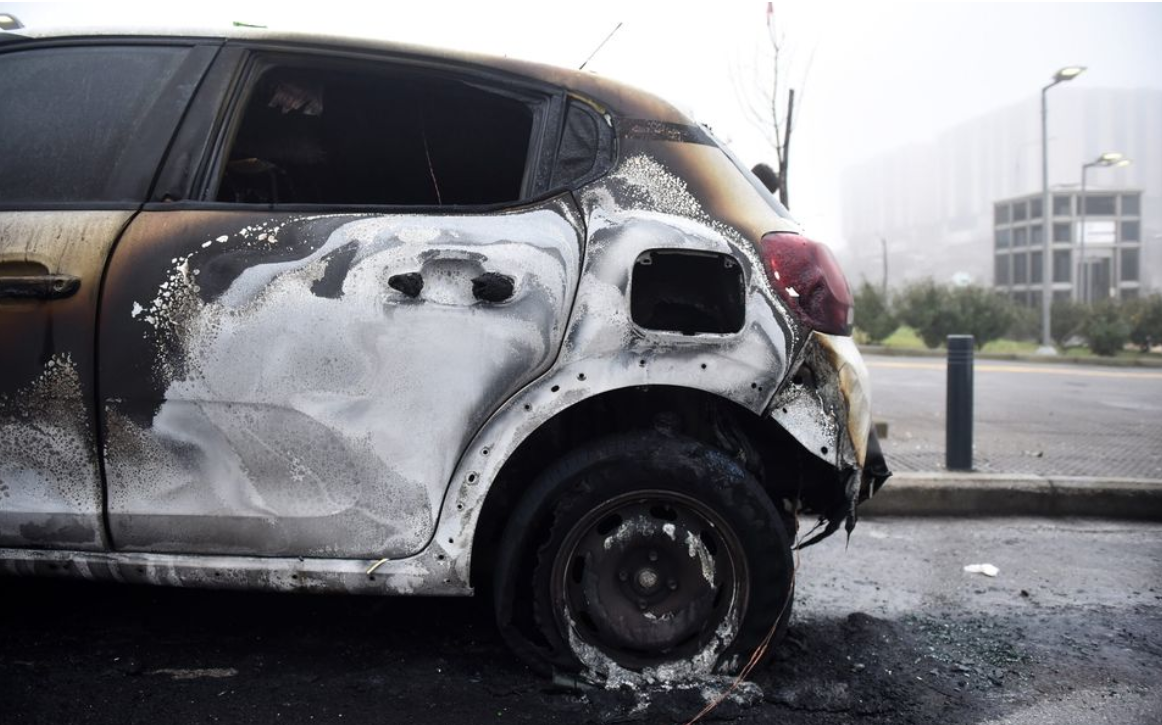 اشتباكات عنيفة خارج جامعة يونانية واحتجاز أكثر من 230 شخصًا
