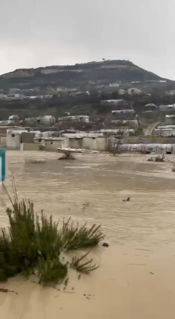 أمطار غزيرة تتسبب بسيول جارفة شمال غرب سوريا وتُحيي نهرًا تاريخيًا