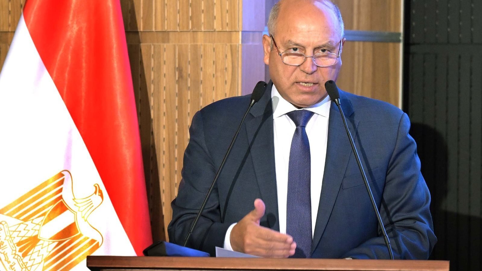 وزير مصري يثير موجة ضحك في مؤتمر دولي بسبب ضيفة قبرصية