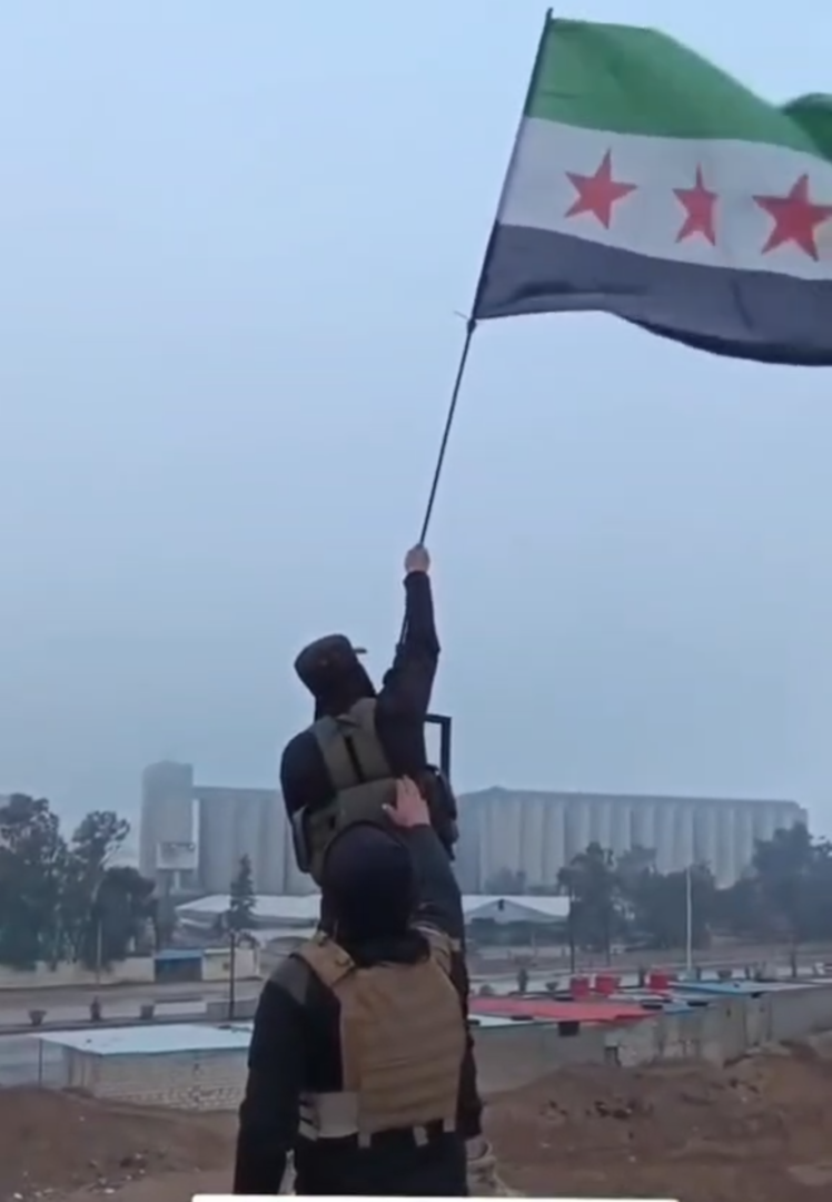 الجيش السوري يرفع العلم الوطني فوق مطار القامشلي (فيديو)