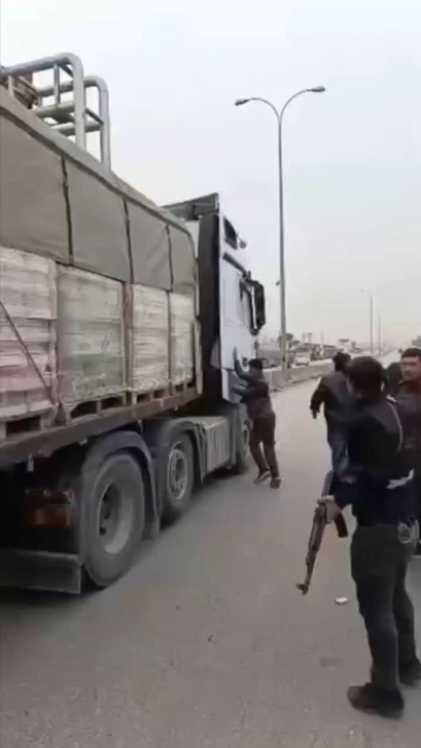 سوريا تواجه أزمة شاحنات على الحدود مع الأردن ولبنان بسبب نظام “الباك تو باك”