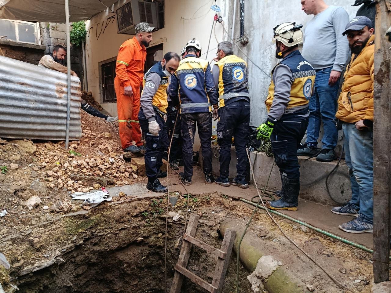 يبحثون عن الآثار.. محاولات لإنقاذ 4 أشخاص عالقين في حفرة عميقة بمحافظة اللاذقية شمال غرب سوريا (صور)