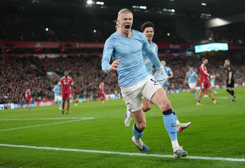 مانشستر سيتي يقلب الطاولة على ليفربول ويواصل مطاردة أرسنال في صدارة الدوري الإنجليزي