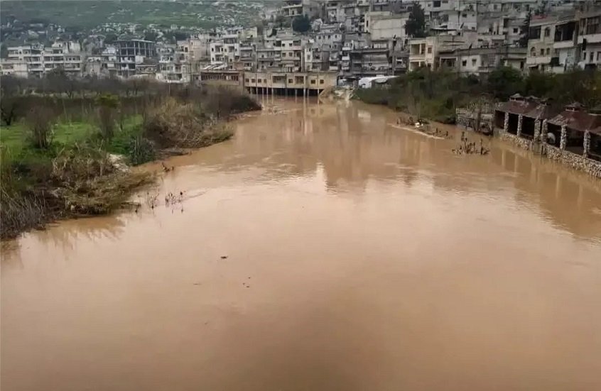 “سيول عارمة تغمر مخيمات النازحين في إدلب والساحل السوري.. كارثة إنسانية تتصاعد”