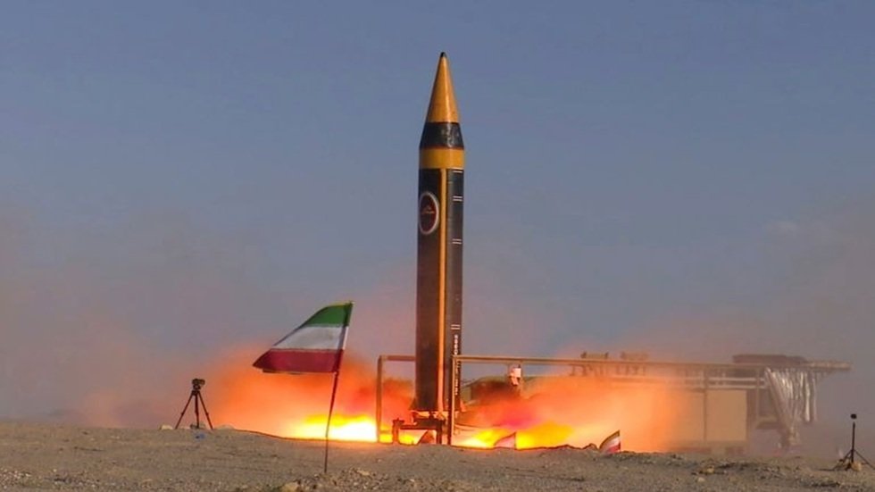 طهران: صاروخ خرمشهر يهدد الحاملتين الأمريكيتين ويحوّل أي مواجهة إلى حرب إقليمية