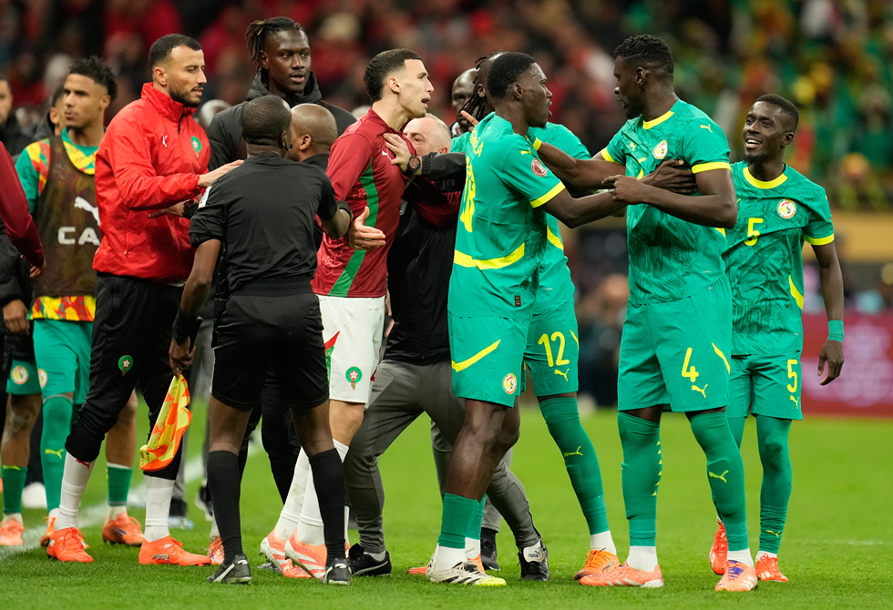 اعتراف جديد يثير الجدل ويهز نهائي السنغال والمغرب