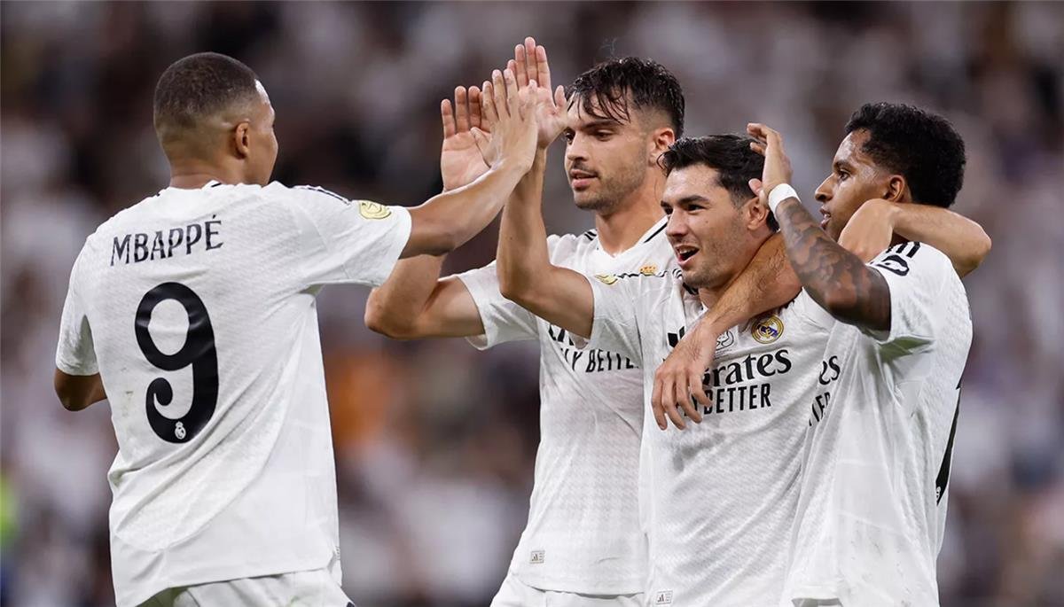 "أزمة للملكي".. شبح الإيقاف يطارد ثلاثي ريال مدريد في دوري الأبطال