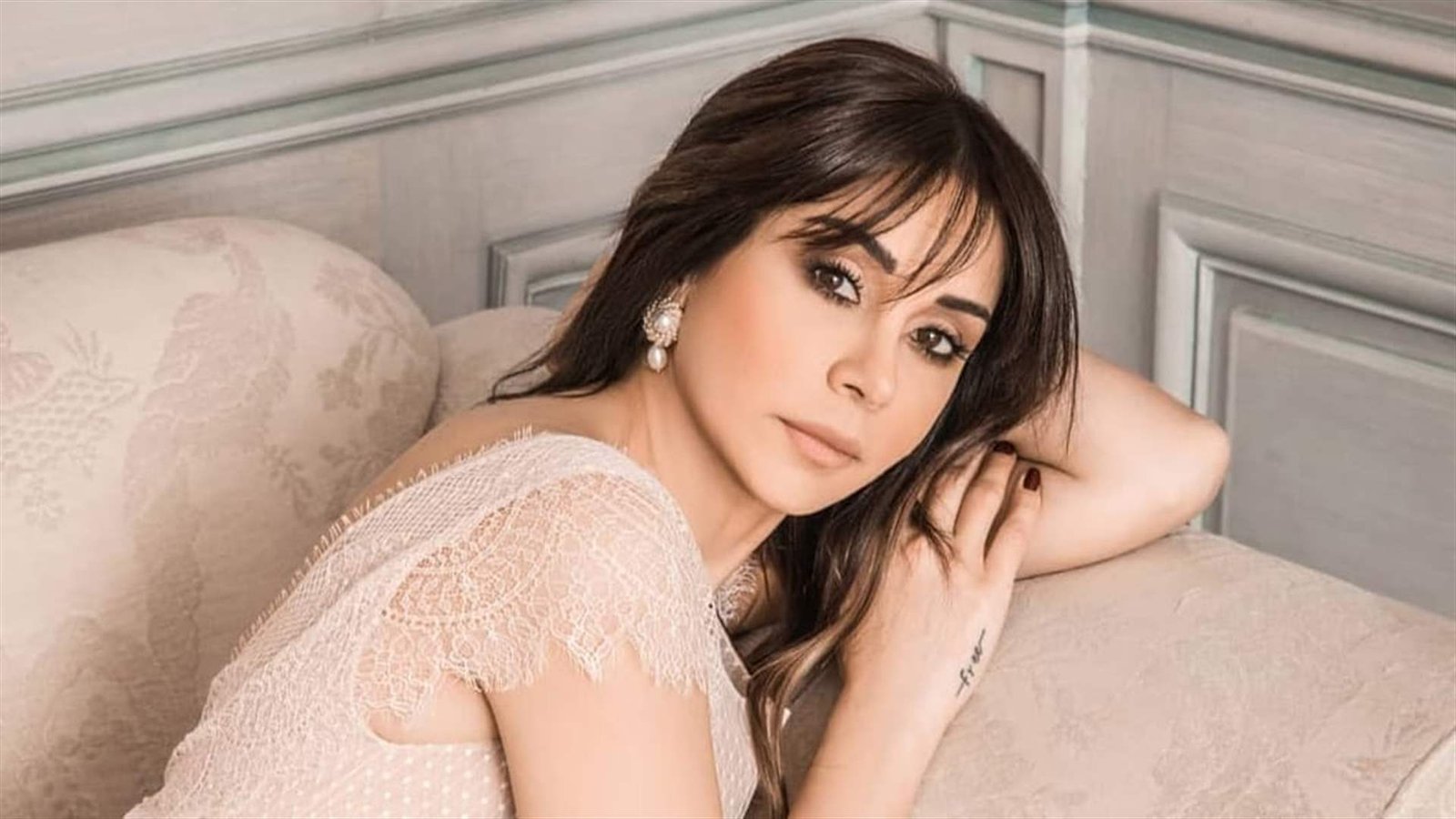 أسرة مسلسل "بخمس أرواح" تفاجئ كاريس بشار بالاحتفال بعيد ميلادها (فيديو)