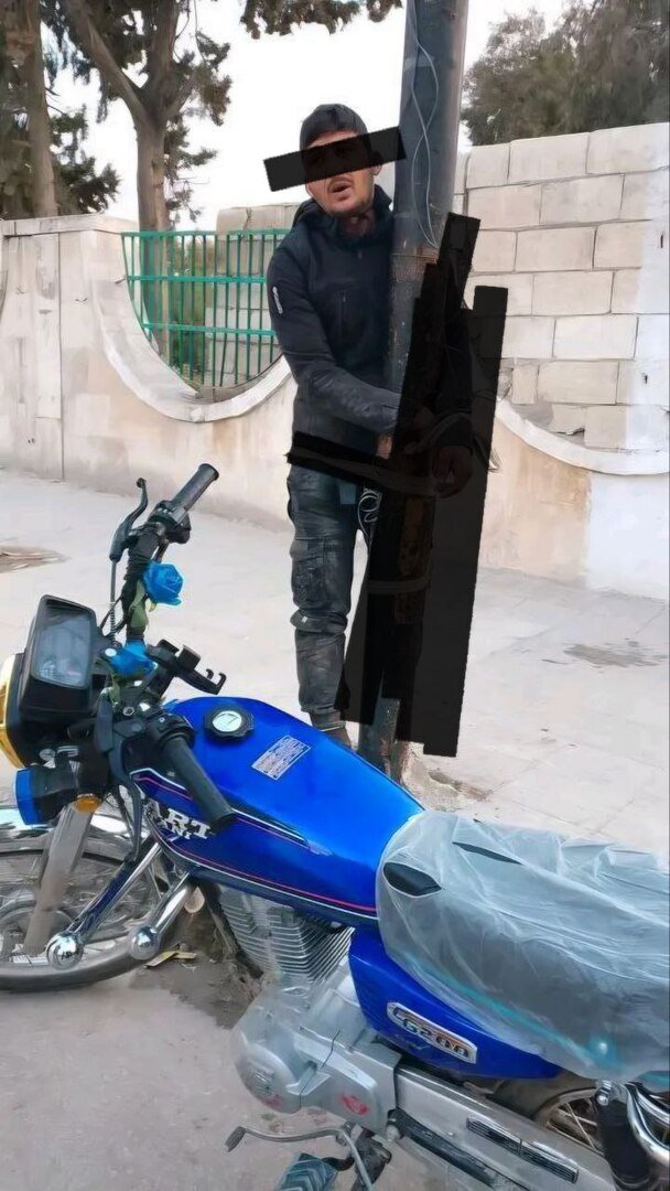سوريا: القبض على لص دراجات كهربائية وربطه بشجرة (صور)