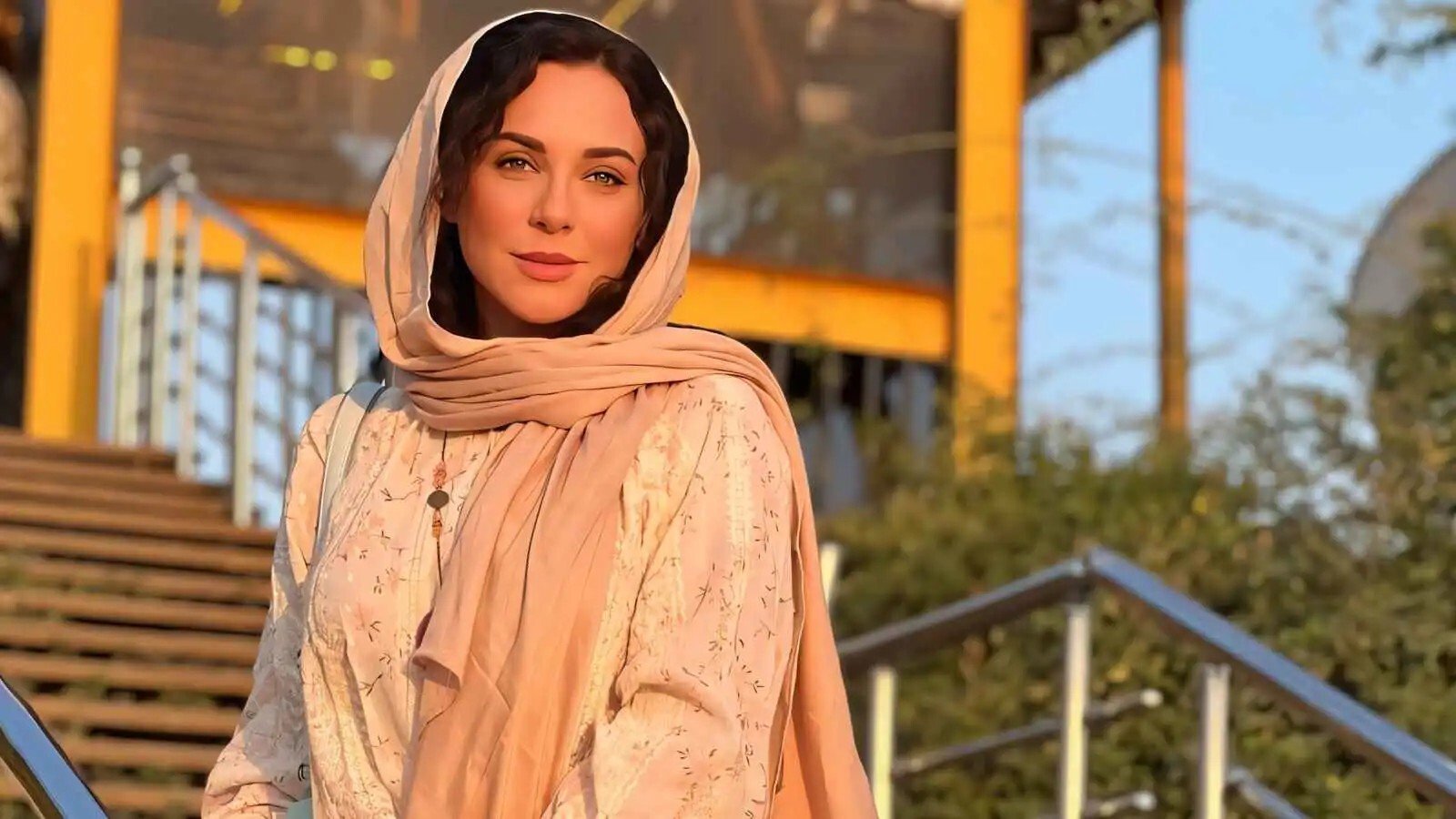 سلاف فواخرجي ترد على منتقدي ظهورها بالحجاب: الاحترام لا ينتقص من الحرية