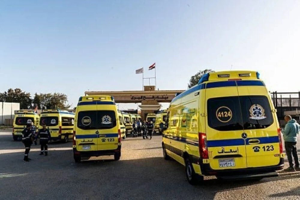 معبر رفح البري يستقبل 56 فلسطينيا بينهم 21 مصابا للعلاج في مصر