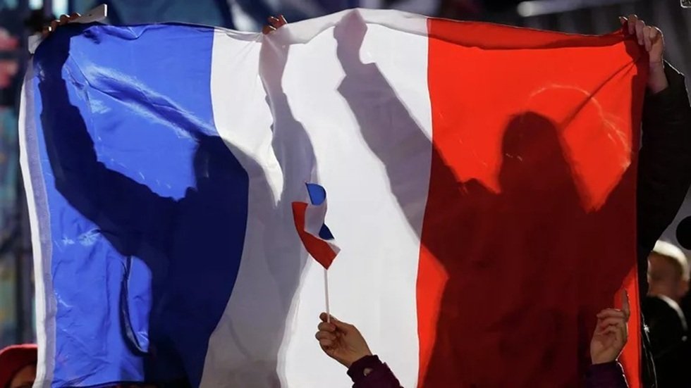 تأجيل التعديل الوزاري في فرنسا بسبب تهديدات بحجب الثقة عن حكومة إيمانويل ماكرون وسباستيان ليكورنو
