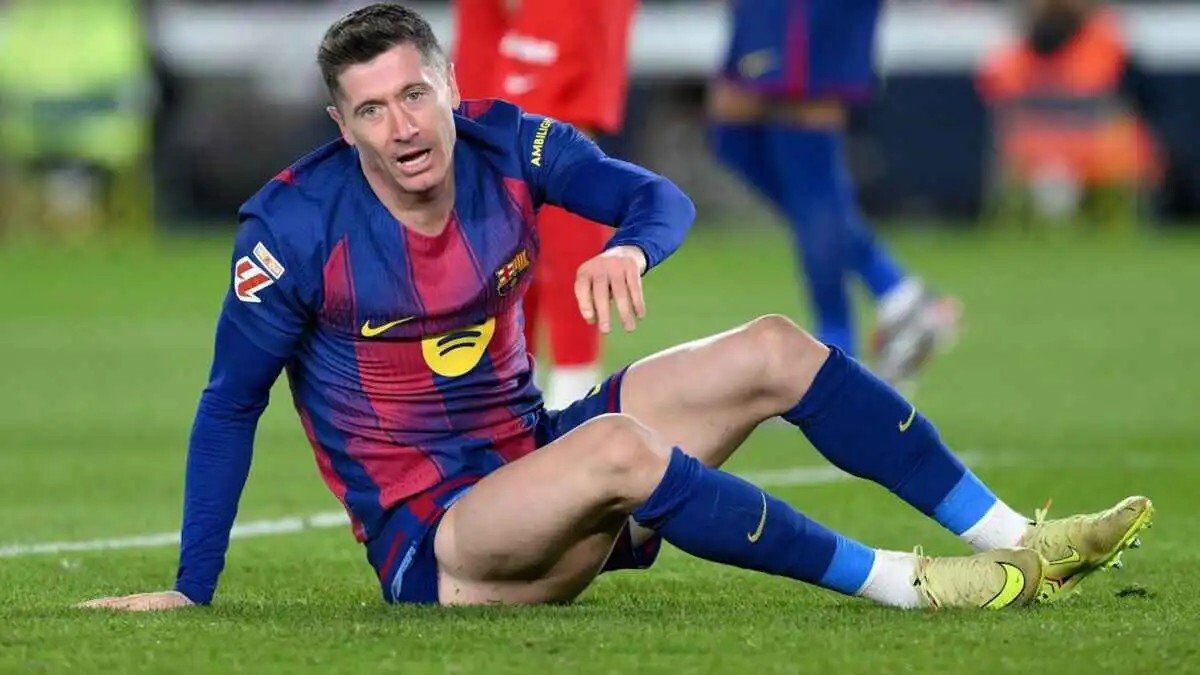 استبدال ليفاندوفسكي أمام ليفانتي يزيد الشكوك بشأن مستقبله مع برشلونة
