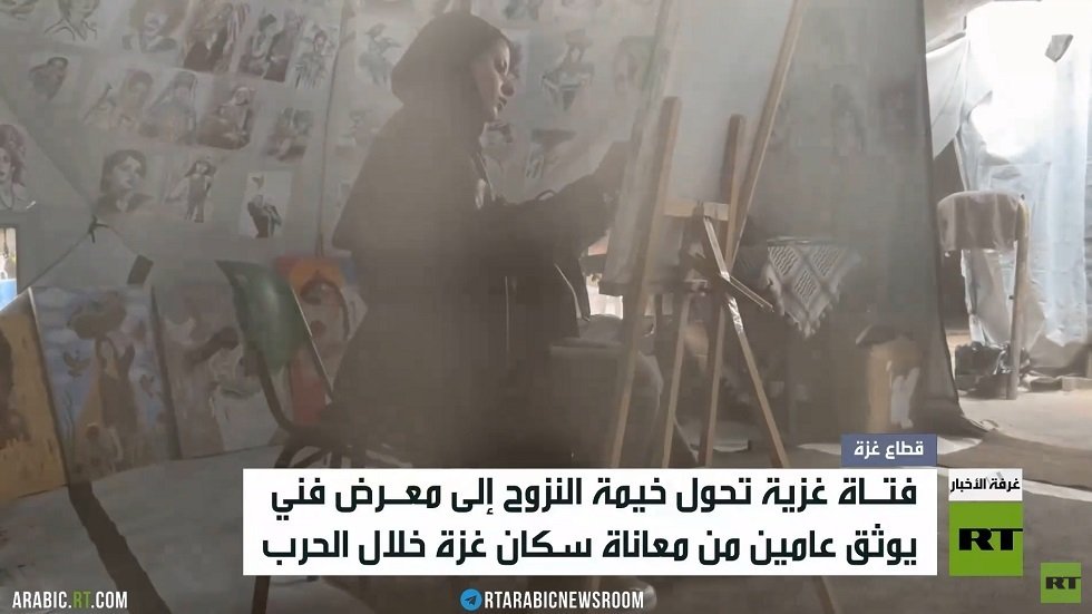 فتاة تحوّل خيمة النزوح إلى معرض فني