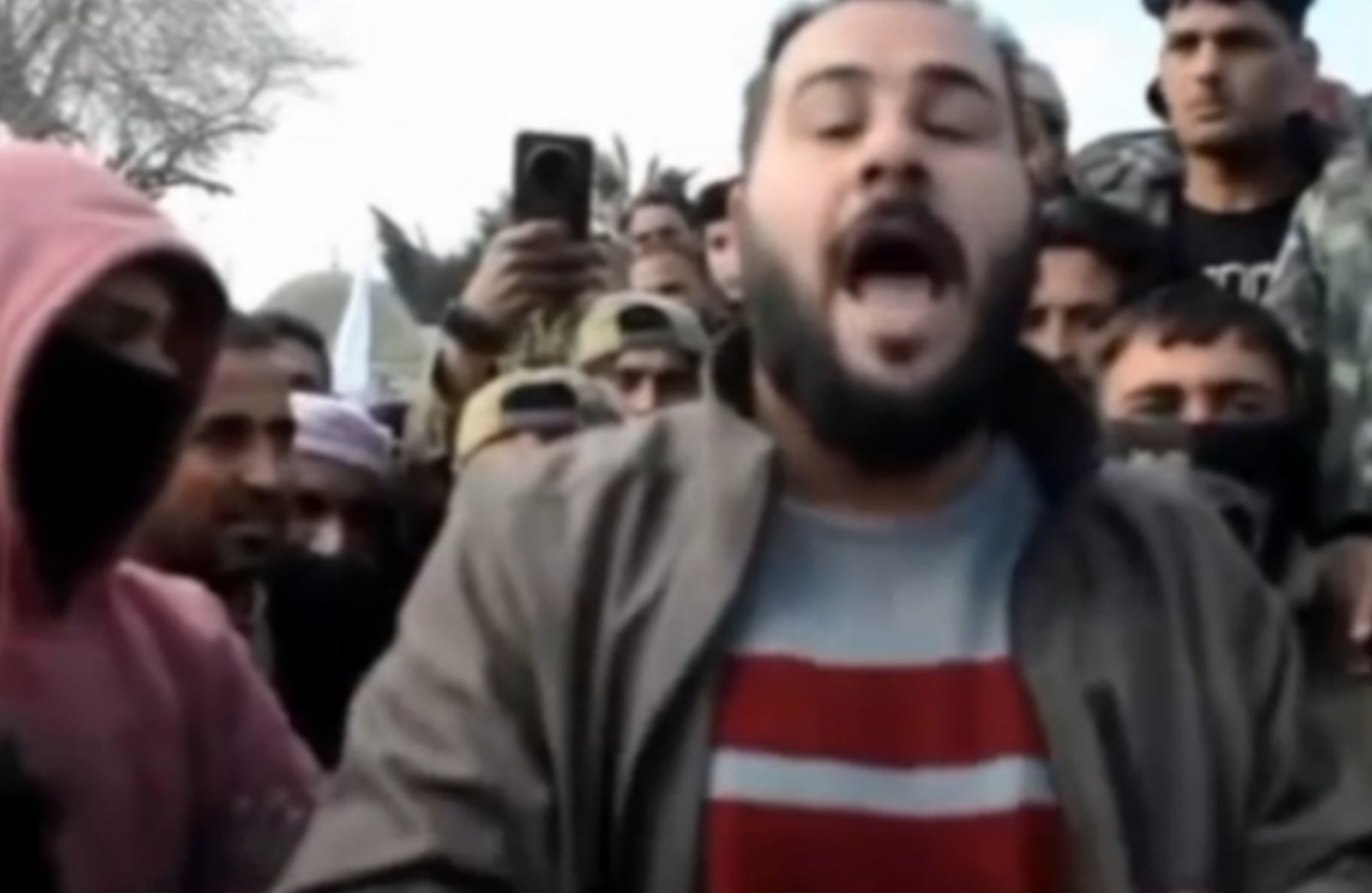 تهديدات بالسلاح من نازحي رأس العين بعد فشل الاتفاقات مع السلطات السورية وقسد