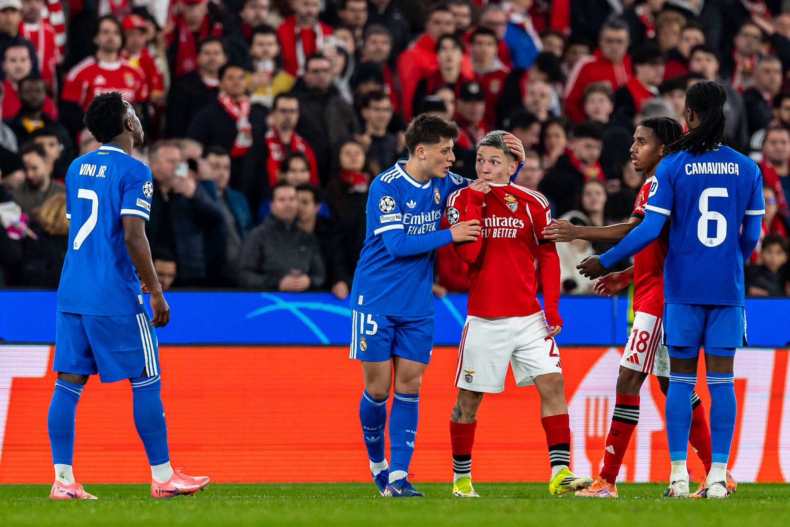 الفيفا يبحث إجراءات جديدة ضد تغطية الأفواه على الملاعب
