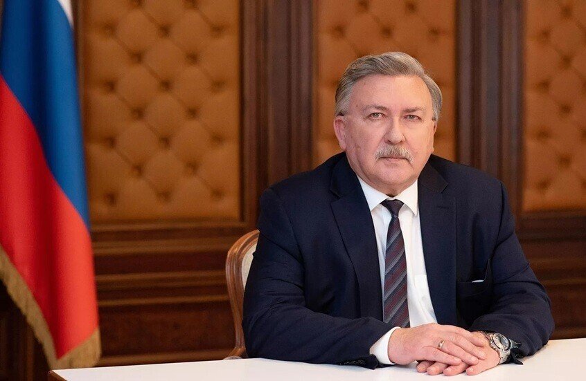 أوليانوف: هدف واشنطن وتل أبيب الحقيقي هو إسقاط النظام في إيران وليس التهديد النووي المزعوم
