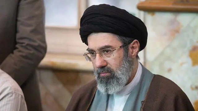 إعلام عبري: نجاة نجل خامنئي من محاولة اغتيال بعد وقت قصير من مقتل والده