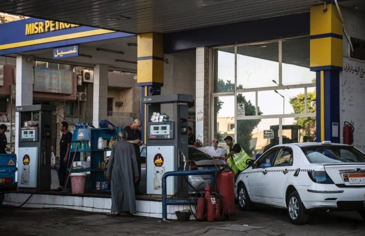 الحكومة المصرية تبرر رفع أسعار الوقود: إجراء مؤقت نتيجة تقلبات الأسواق العالمية