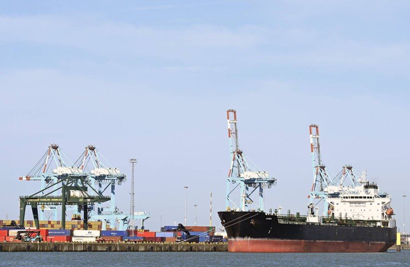 كم يخسر العالم جراء إغلاق مضيق هرمز؟