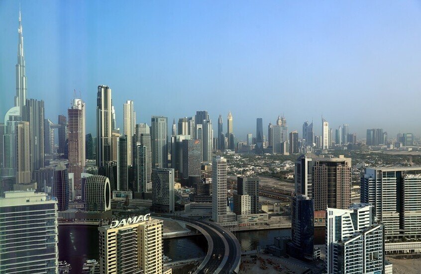 المكتب الإعلامي لدبي: استهداف مسيرة لمبنى والسلطات تتعامل مع الحادث