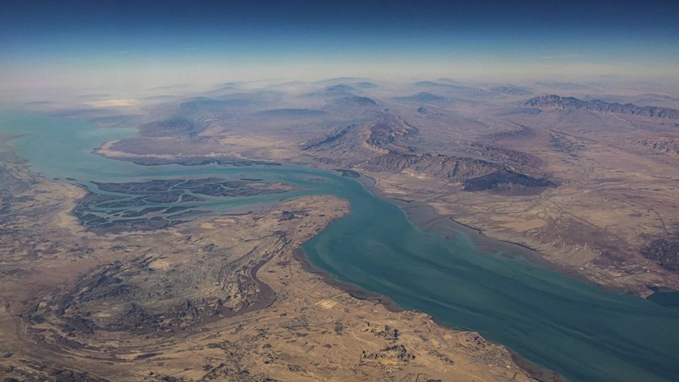 إعلام: إيران قد تسمح بمرور ناقلات عبر هرمز مقابل الدفع باليوان بدلا من الدولار