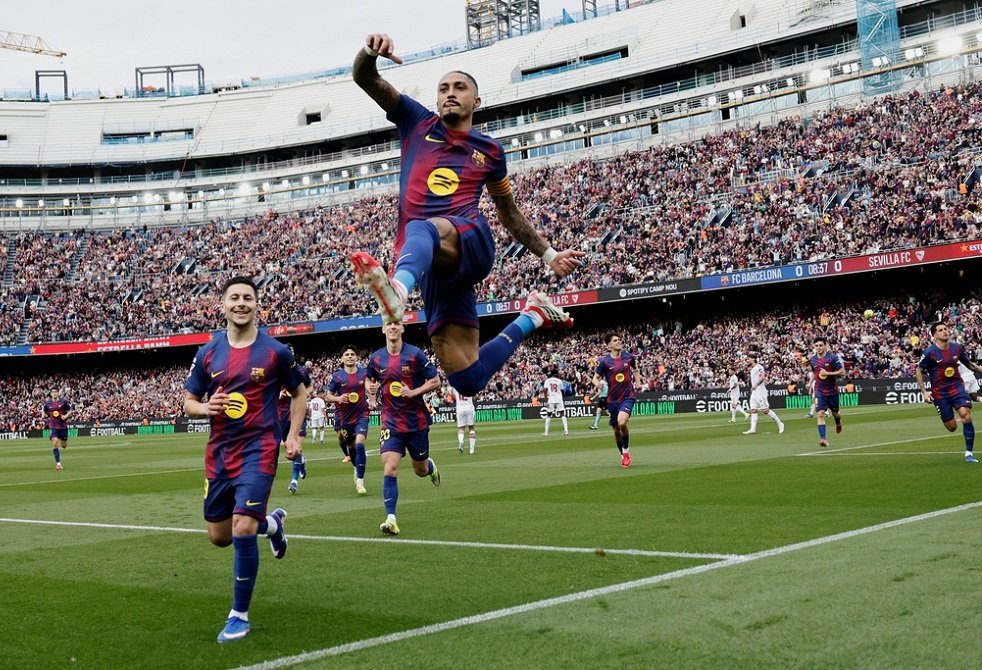 برشلونة يقسو على ضيفه إشبيلية ويبتعد في الصدارة