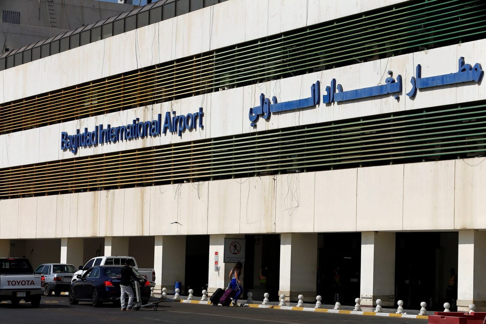 العراق يفتح ممرات العودة.. رحلات جوية وبريّة من الهند ومصر والخليج