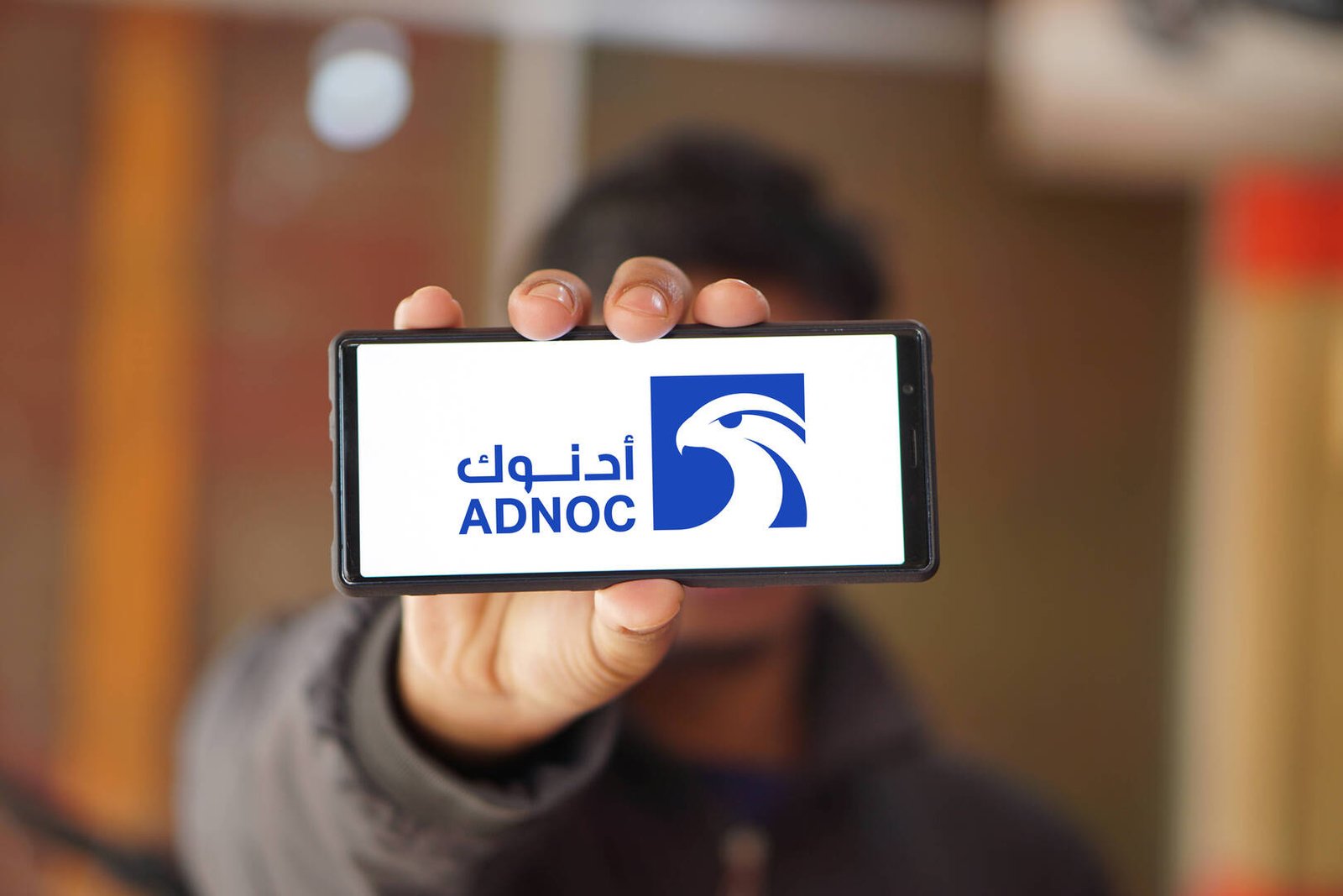 تراجع إنتاج الإمارات النفطي إلى النصف بعد إغلاق مضيق هرمز