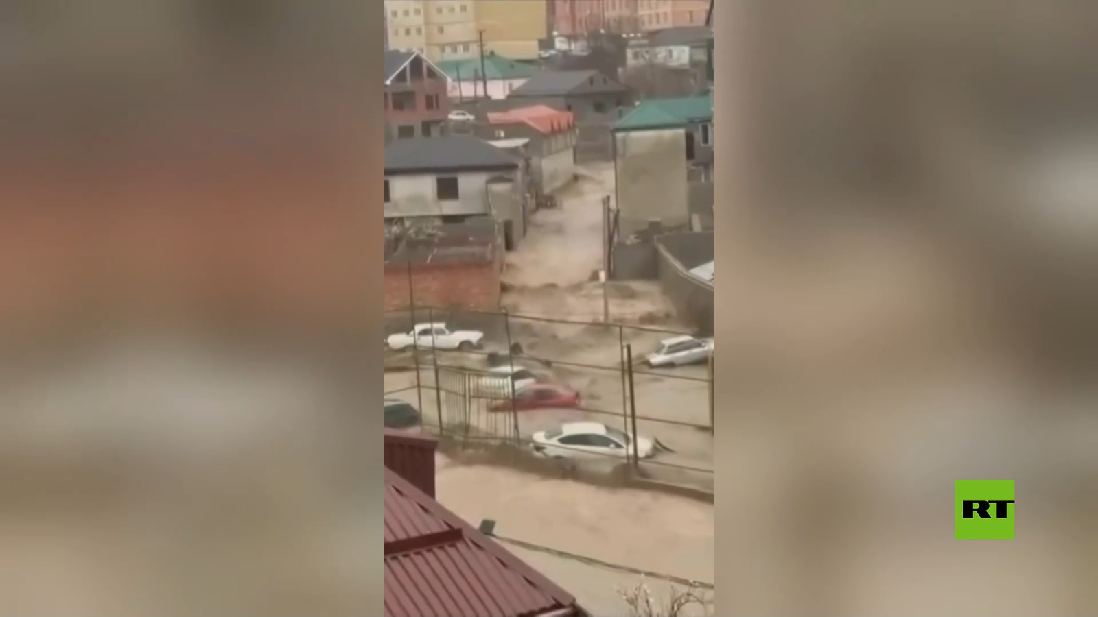 روسيا.. سيارات عائمة في شوارع محج قلعة جراء فيضانات عارمة