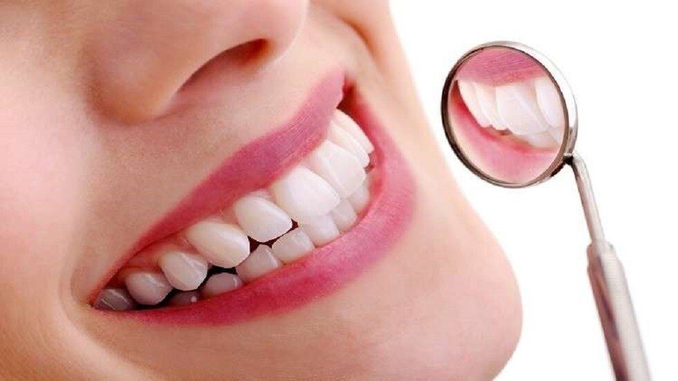 أطعمة تدعم صحة الأسنان وأخرى قد تضر بها