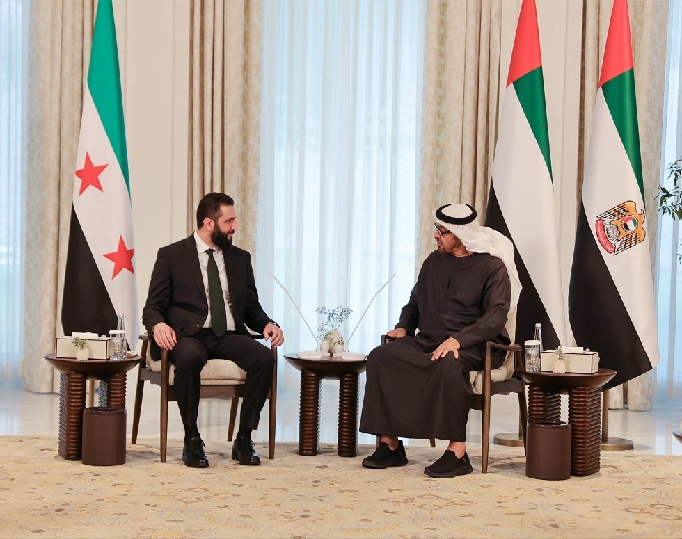 أحمد الشرع ومحمد بن زايد يجريان اتصالًا هاتفيًا بعد اعتداءات على سفارة الإمارات في دمشق