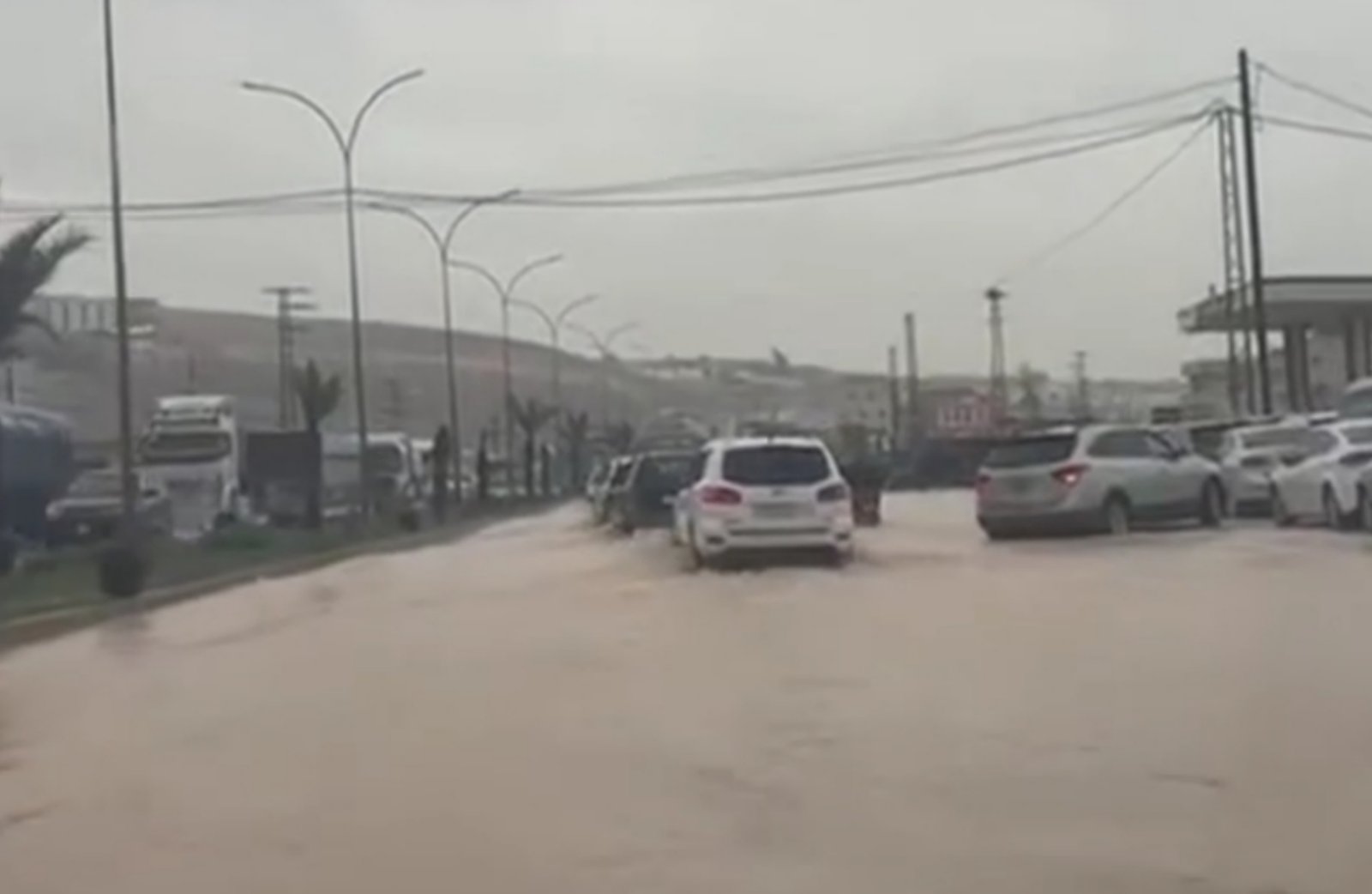 سوريا: الطقس السيئ يربك الحركة ويغلق طرقًا فرعية في ريف إدلب