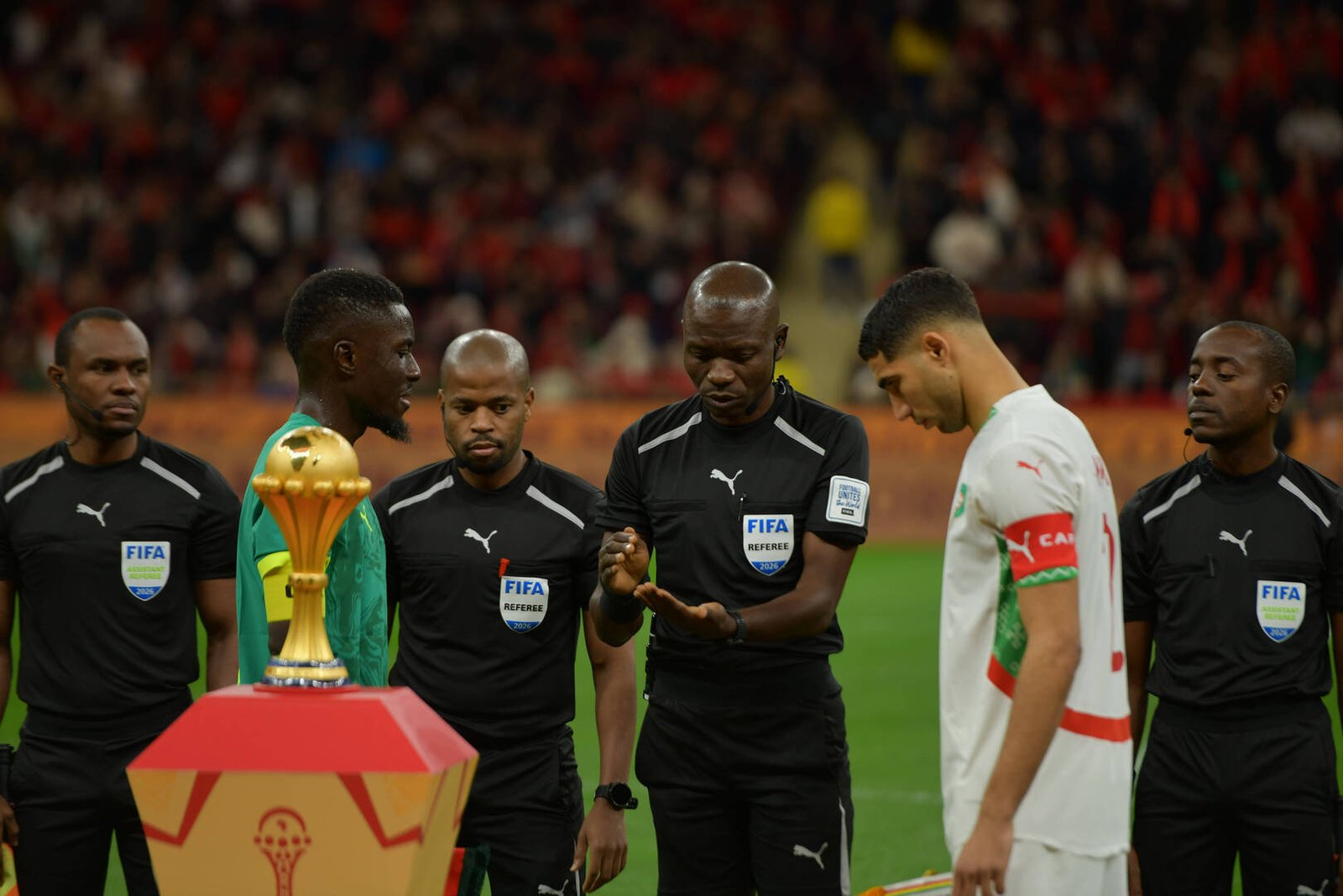 قرار من الاتحاد الدولي لكرة القدم يثير جدلًا حول نهائي بين المغرب والسنغال