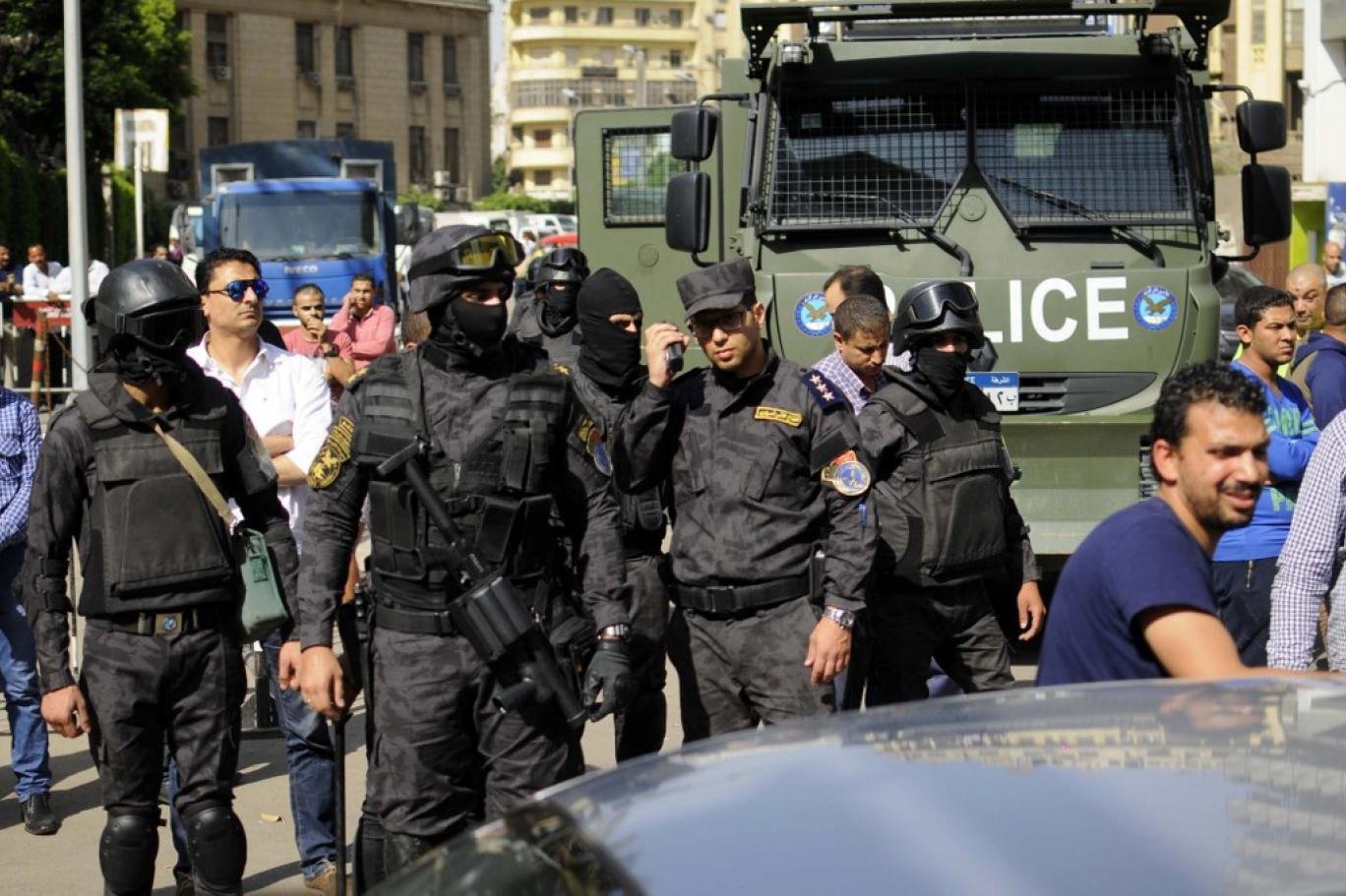 وزارة الداخلية المصرية تنهي خدمة أحد أفراد الشرطة بعد تجاوز بحق سائح في منطقة القاهرة التاريخية.