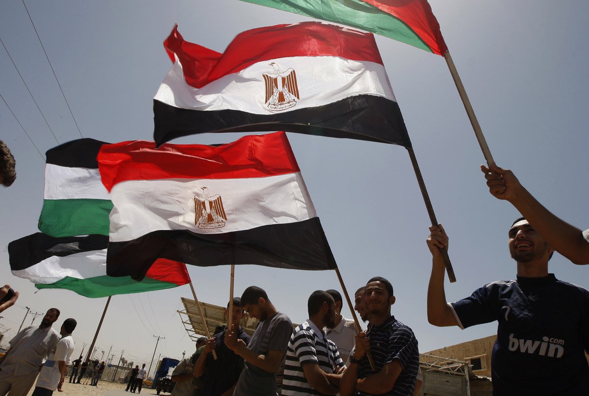 موقع عبري: حماس تجري محادثات في مصر بشأن ما تعتبره انتهاكات إسرائيل لوقف إطلاق النار.