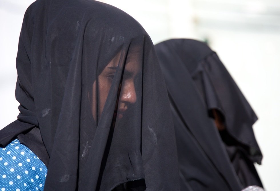 حملة دعوية في جامعة حمص لتشجيع ارتداء النقاب تثير جدلاً حول الحريات الشخصية