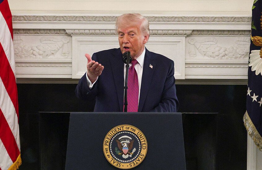 "نيويورك تايمز" ترصد حالة خامنئي الصحية.. من يعالجه وكيف يتواصلون معه وتشير إلى من "يدير إيران"