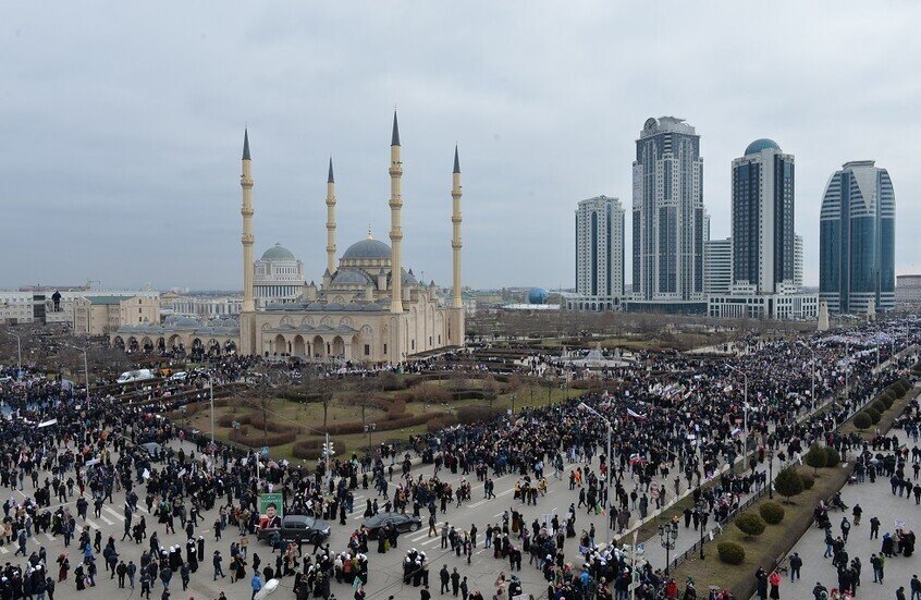سفراء 6 دول خليجية يصلون غروزني ويؤدون صلاة الجمعة مع قديروف