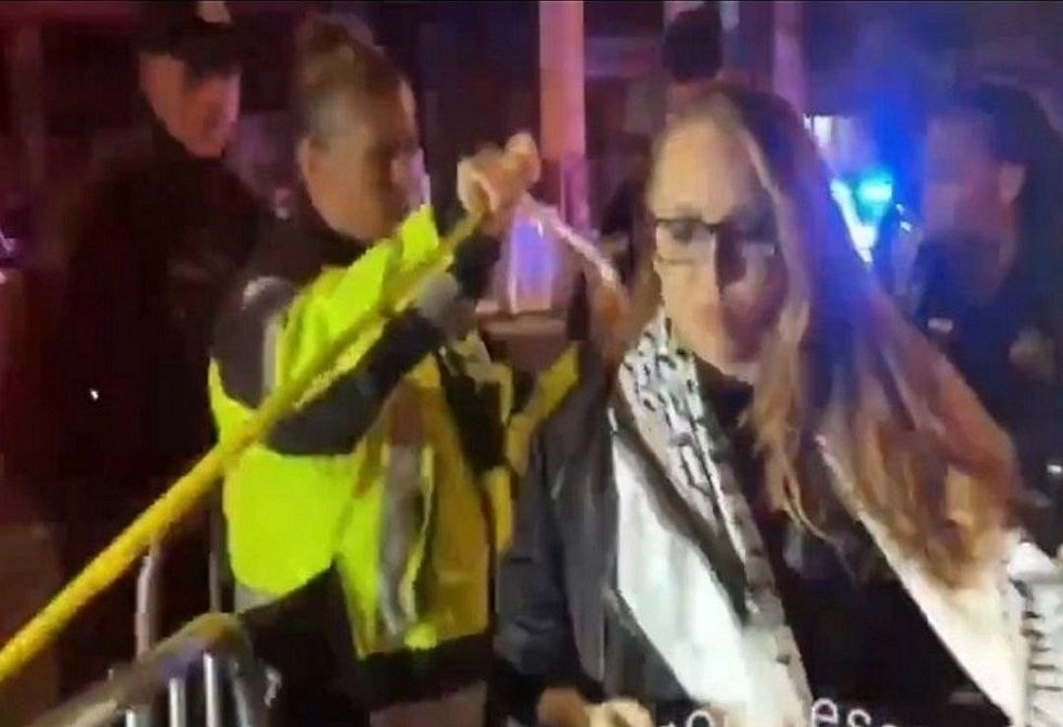 كوفية فلسطينية وضيف يتابع عشاءه.. لقطات ومشاهد من موقع محاولة اغتيال دونالد ترامب (فيديوهات)