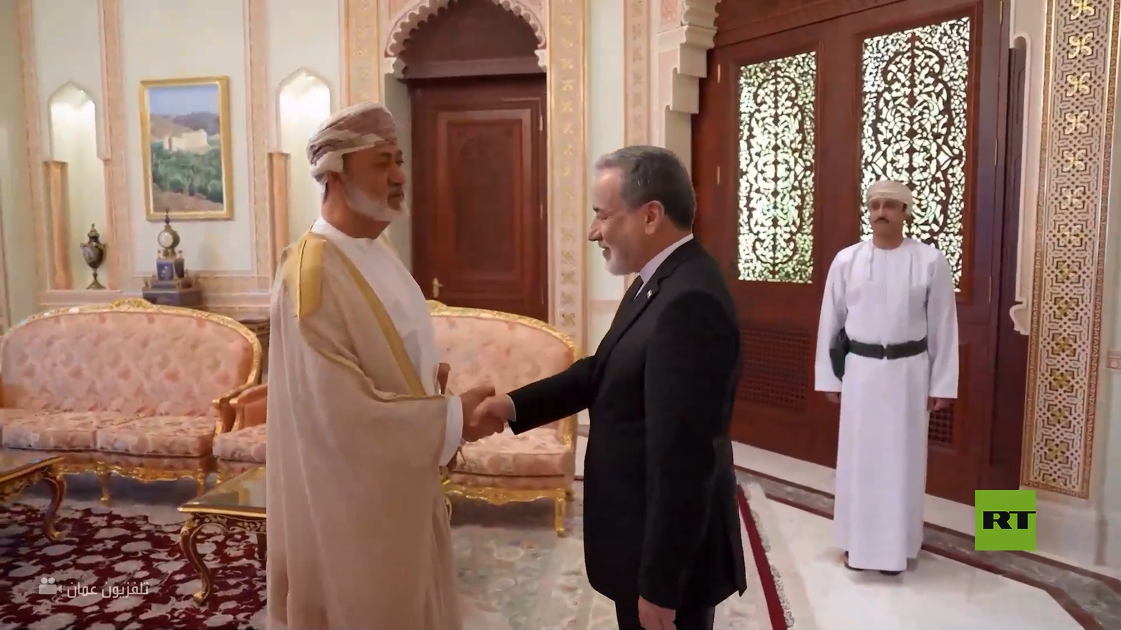 شاهد.. سلطان عمان يستقبل وزير الخارجية الإيراني في مسقط لبحث جهود الوساطة وإنهاء النزاعات