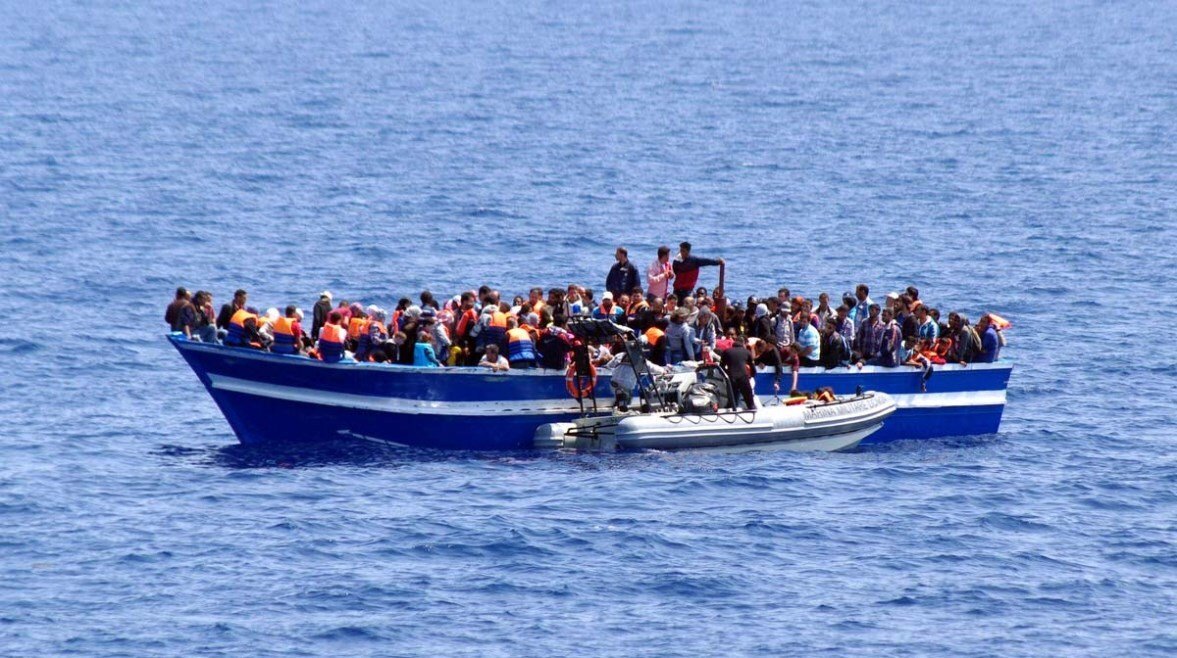 مصرع 38 مهاجراً، بينهم مصريون وسودانيون، قبالة السواحل الليبية