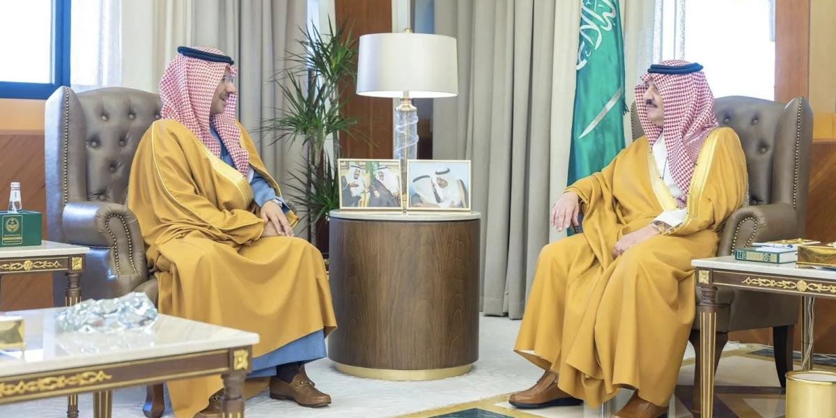 أمير المنطقة الشرقية يستقبل نائب وزير الموارد البشرية للعمل