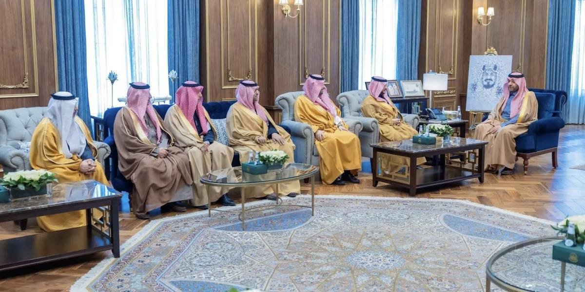 أمير الحدود الشمالية يستقبل مساعد وزير الموارد البشرية والتنمية الاجتماعية