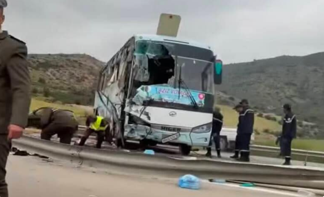 تونس: وفاة رضيع وإصابة 50 شخصًا في انقلاب حافلة قادمة من الجزائر